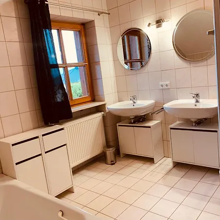 Semesterbostad Adlerhorst - Grosses Haus Fuer Gruppen Bis 11 Personen, Terrasse, Parkplatz Thyrnau